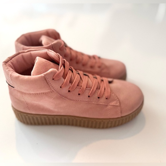 NWOT Qupid Dusty Pink Faux Suede Lace Up High Top Sneakers in Size 6 - Picture 4 of 11